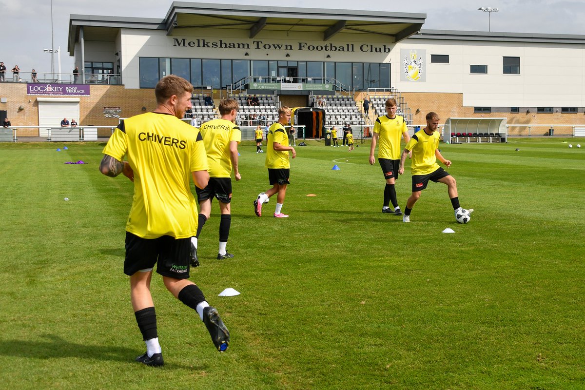 Starsphinx_Pics's tweet photo. Warming up at #oakfields for @SouthernLeague1 action @MELKSHAMTOWNFC v @SFC1888 https://t.co/RX0y4PJr2Z