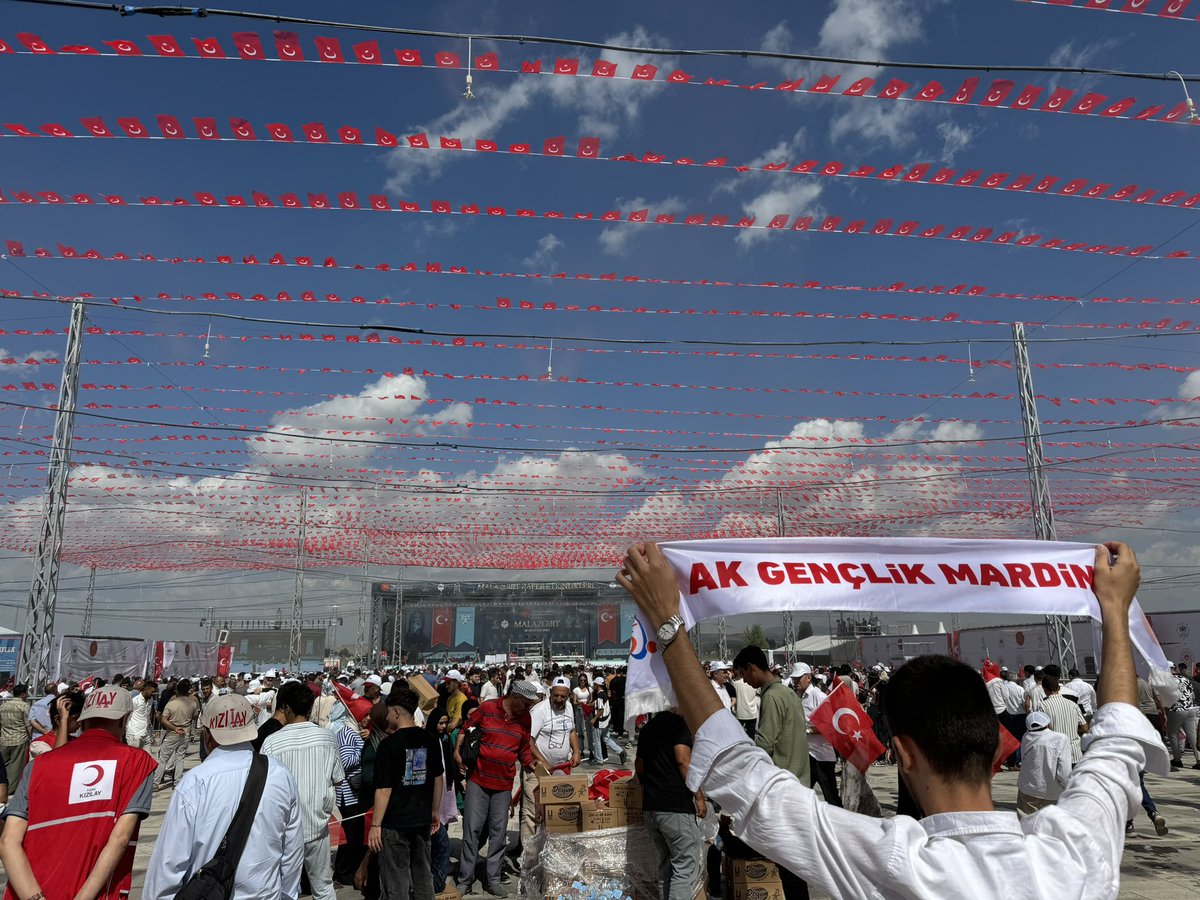 TarikAtli47's tweet photo. 📍Malazgirt 🇹🇷

Malazgirt zaferinin 953. yıl dönümü etkinliklerini Cumhurbaşkanımız Sayın Recep Tayyip Erdoğan’ın katılımları ile gerçekleştirdik. 

Programa İl Başkanımız @mehmetduncu , İl Kadın Kl. Başkanımız @aksengul47 ve il, ilçe üç kademe teşkilatlarımız ile katıldık. https://t.co/TfgUPNIHnA