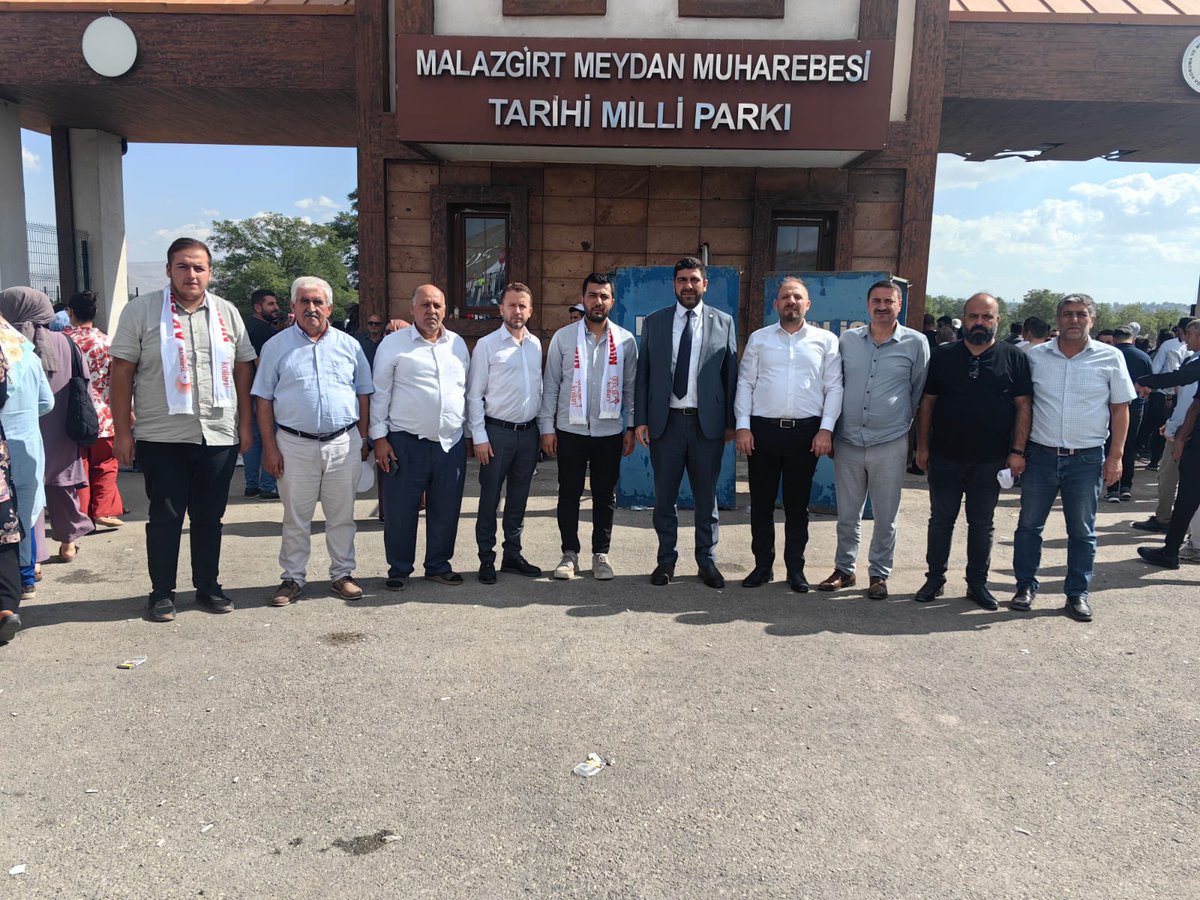 TarikAtli47's tweet photo. 📍Malazgirt 🇹🇷

Malazgirt zaferinin 953. yıl dönümü etkinliklerini Cumhurbaşkanımız Sayın Recep Tayyip Erdoğan’ın katılımları ile gerçekleştirdik. 

Programa İl Başkanımız @mehmetduncu , İl Kadın Kl. Başkanımız @aksengul47 ve il, ilçe üç kademe teşkilatlarımız ile katıldık. https://t.co/TfgUPNIHnA