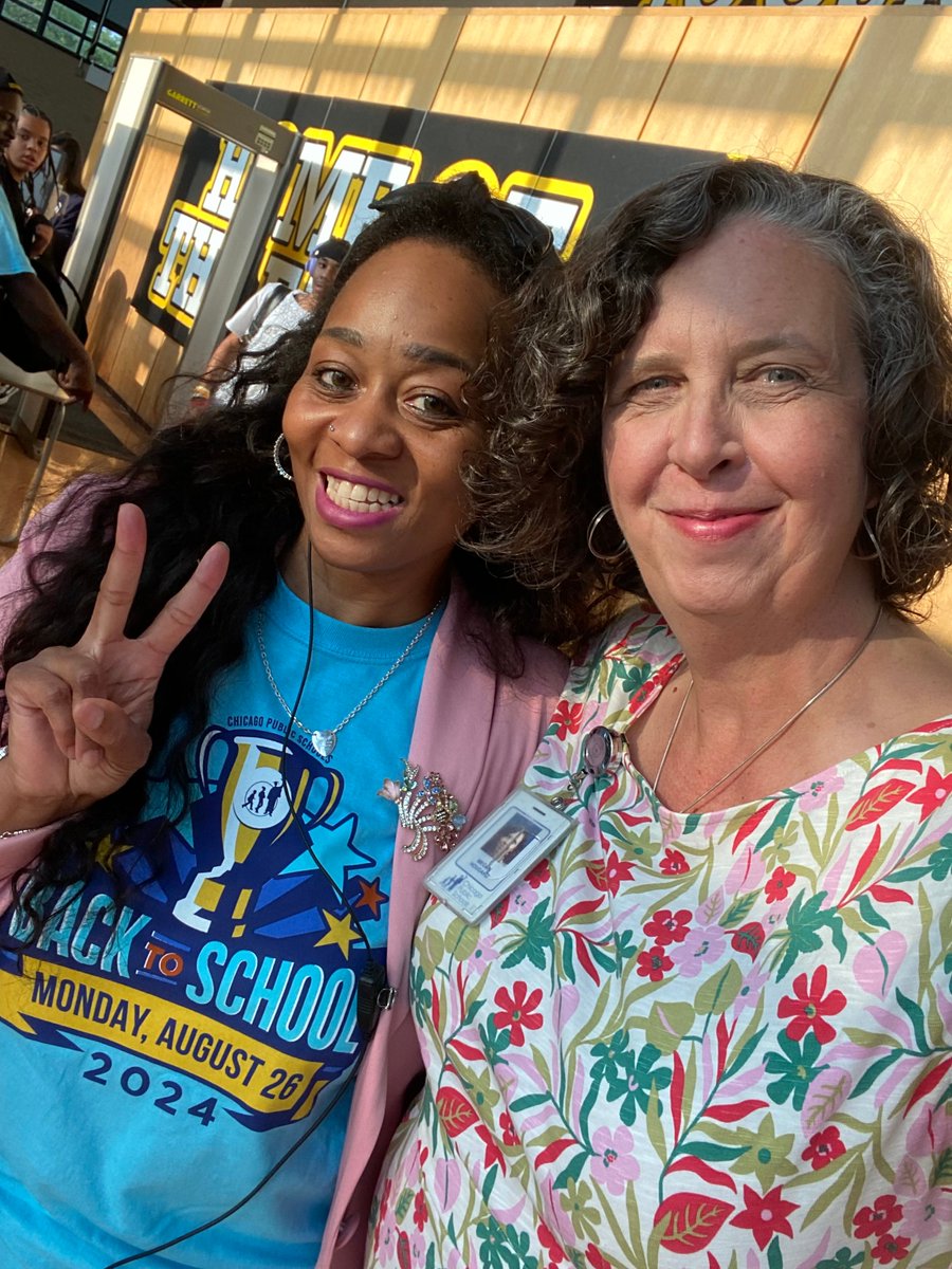 ChiPubSchools's tweet photo. Chief of College and Career Success Megan Hougard celebrating #CPSFirstDay at Dyett HS & @RHSChicago!
@CPSCareerReady @MBK_Alliance
#TheBestAreWithCPS #BackToSchool https://t.co/hfkaypUnsz