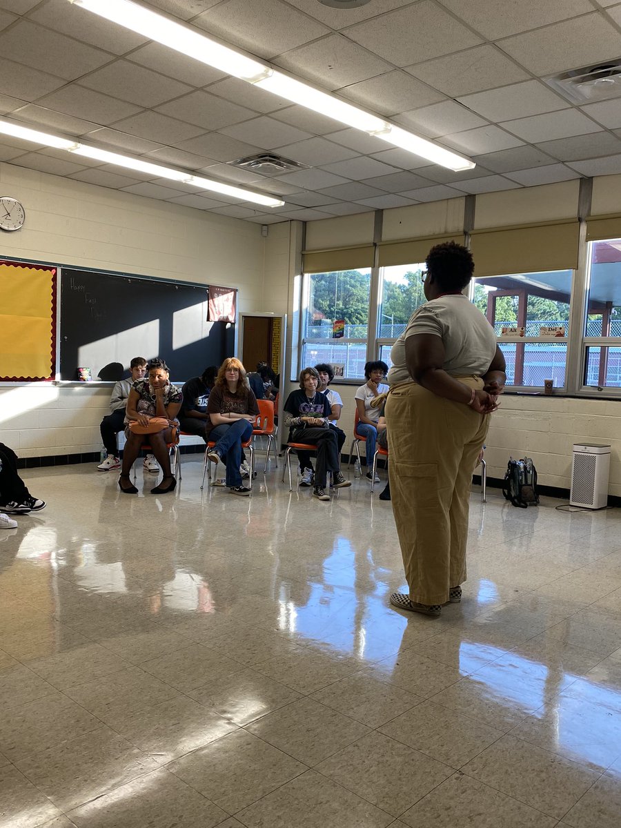 NNPSArts's tweet image. Our #NNPSArts teachers @WarwickRaiders &amp;amp; @CrittendenROCKS are warming kids up!!! Let’s do this SY24-25
#NNPSfirstday24