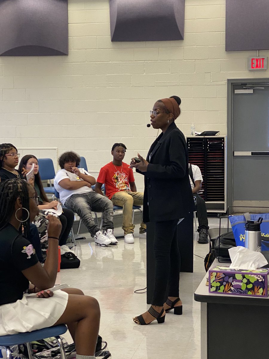 NNPSArts's tweet image. Our #NNPSArts teachers @WarwickRaiders &amp;amp; @CrittendenROCKS are warming kids up!!! Let’s do this SY24-25
#NNPSfirstday24