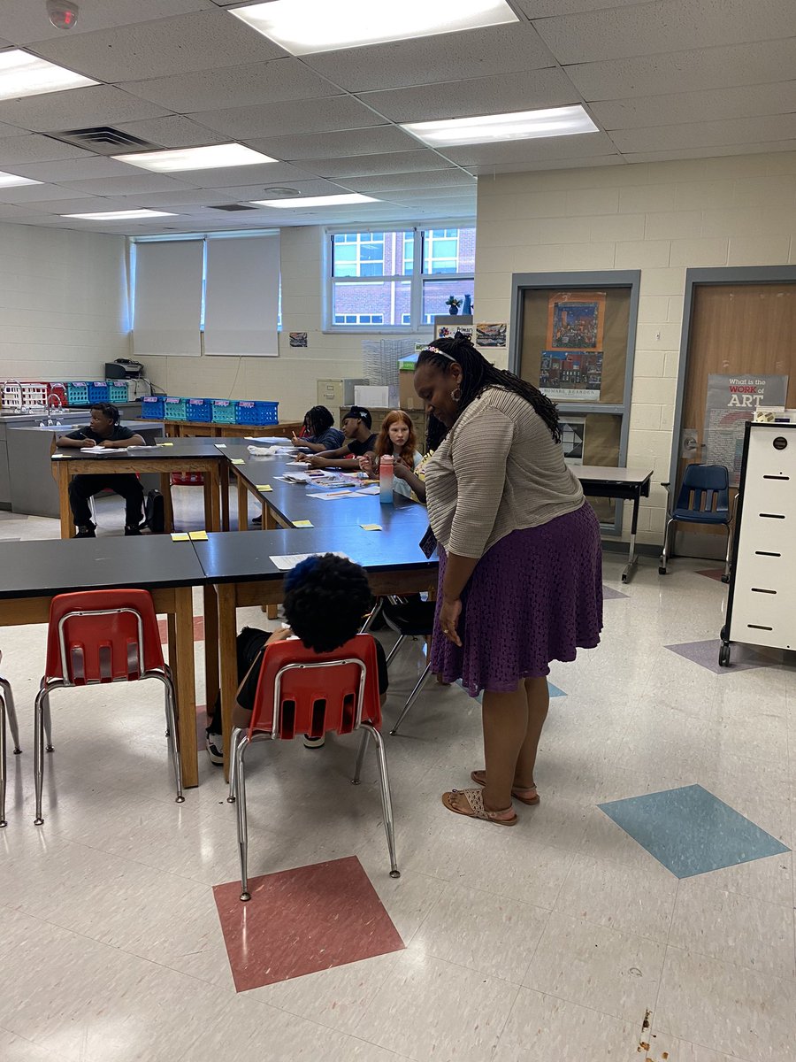 NNPSArts's tweet image. Our #NNPSArts teachers @WarwickRaiders &amp;amp; @CrittendenROCKS are warming kids up!!! Let’s do this SY24-25
#NNPSfirstday24