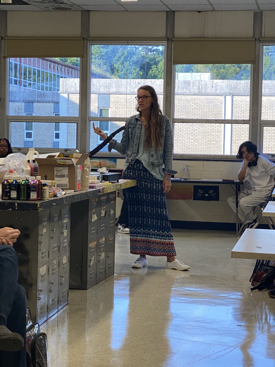 NNPSArts's tweet image. Our #NNPSArts teachers @WarwickRaiders &amp;amp; @CrittendenROCKS are warming kids up!!! Let’s do this SY24-25
#NNPSfirstday24