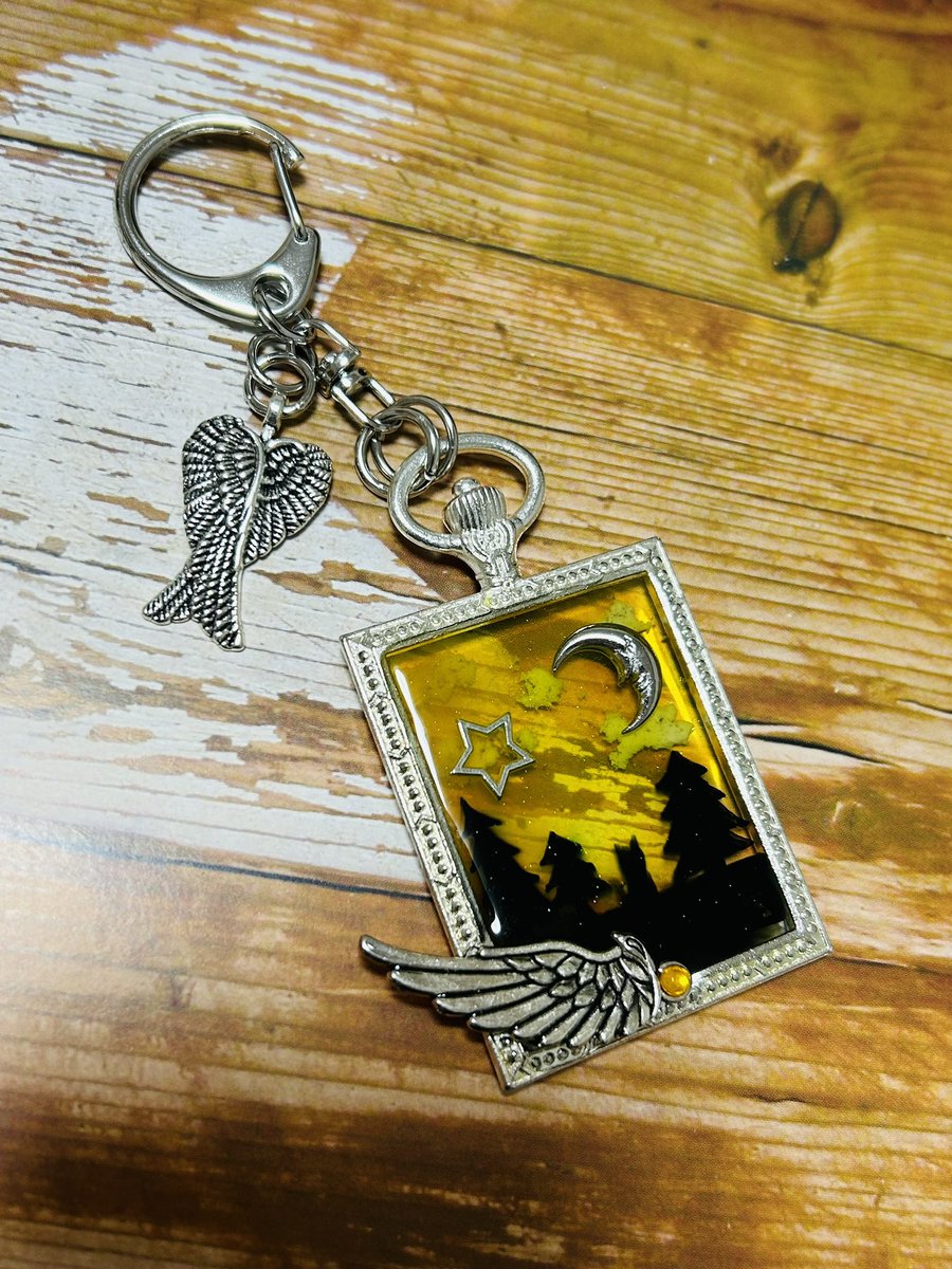 【🌇×🌙】

レジン内の黒い部分は手書きにしましたが初めてだったものでちょっと歪になりました(> <｡)
もっと練習しよう……！

 #レジン  #レジン好きな方と繋がりたい  #ハンドメイド  #ハンドメイド作家さんと繋がりたい  #ハンドメイド好きさんとつながりたい