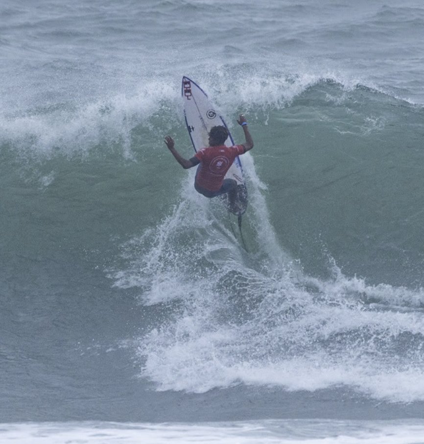 🏆 Um atleta patrocinado por uma DAO venceu a última etapa do Circuito Brasileiro de Surfe.

<a href="/SunnyPires/">Sunny Pires</a> subiu no topo do pódio em Maresias, nesse fim de semana, e agradeceu a <a href="/nounsdao/">Nouns.eth</a> pelo apoio 🙏

Repare nos óculos adesivados na prancha ⌐◨-◨