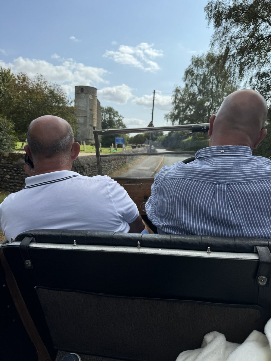 Percival Bullnose at the <a href="/The_PeacockInn/">Chelsworth Peacock</a> today. Perfect weather, a lovely location and a great selection of local beers. @Sammydwills <a href="/Jessiew0908/">Jessie Bridges</a> <a href="/dan_2PARA/">Dan Bridges 🆎️</a> <a href="/natalie_f1992/">Natalie Fawcett</a> <a href="/9amben/">Ben Jackson</a> <a href="/CraigLHowell/">Craig Howell</a> <a href="/BiltonClive/">Clive Bilton</a>