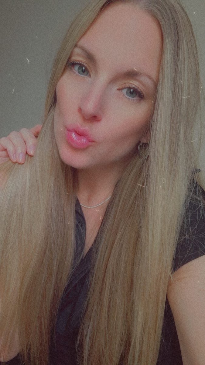 Aliceexpose's tweet image. I really need to get a pic when Anna smokes 🤔☺️