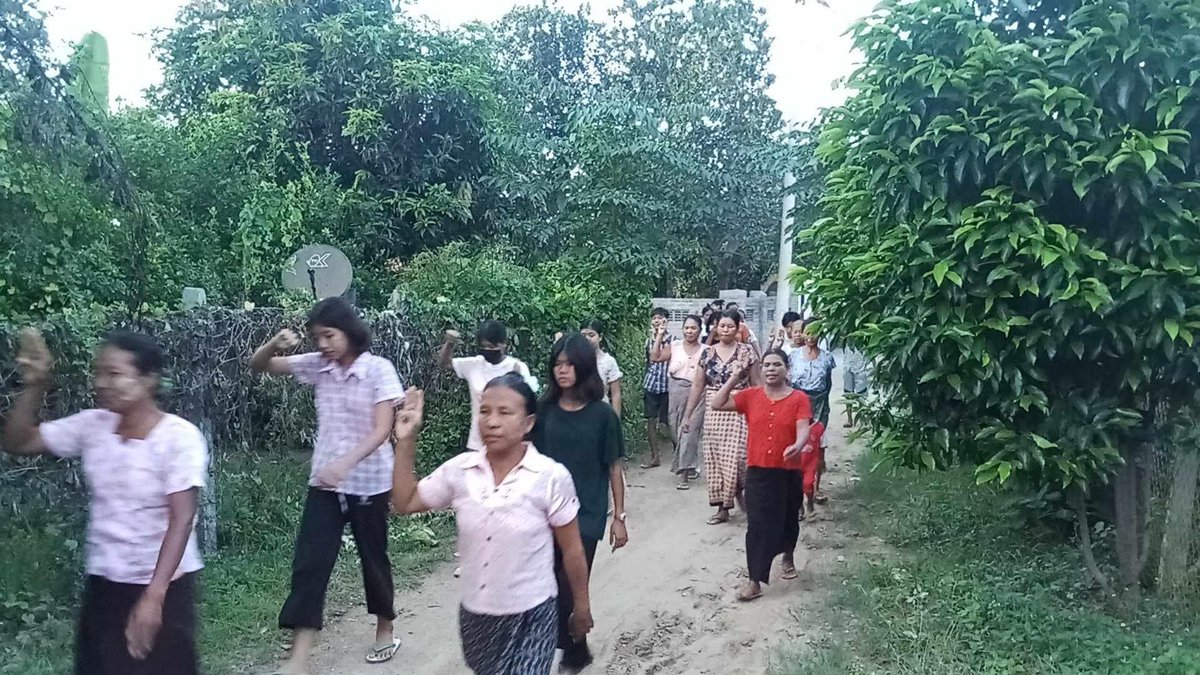 Shwe Yae Kyi’s evening protest led by local residents from #Yinmarbin Twp, #Sagaing Region, marched in a village to demolish the #MilitaryDictatorship on Aug26.

#AgainstConscriptionLaw          
#2024Aug26Coup                                  
#WhatsHappeningInMyanmar