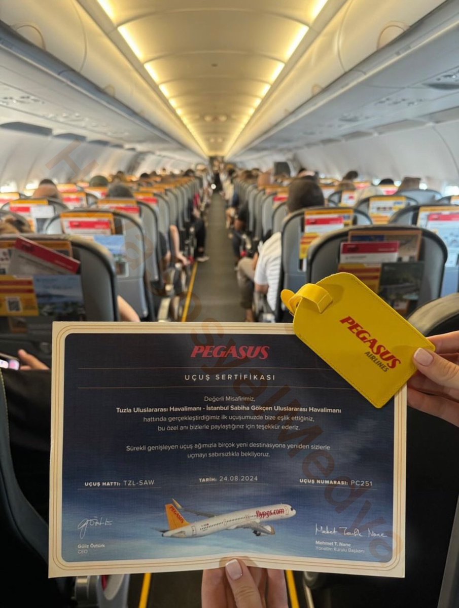 HavaSosyalMedya's tweet photo. Pegasus'un Sabiha Gökçen - Tuzla (Bosna Hersek) karşılıklı seferleri başladı. #PC250 sayılı ilk sefer ise Pegasus’un 100. uçağı olan Cumhuriyet isimli TC-RDP tescilli A321neo ile gerçekleştiridi.

Uçuşun yolcularına, anı olarak ilk uçuş sertifikası ve deri bagaj etiketi hediye edildi.

#reklam | Marka adı geçtiği için