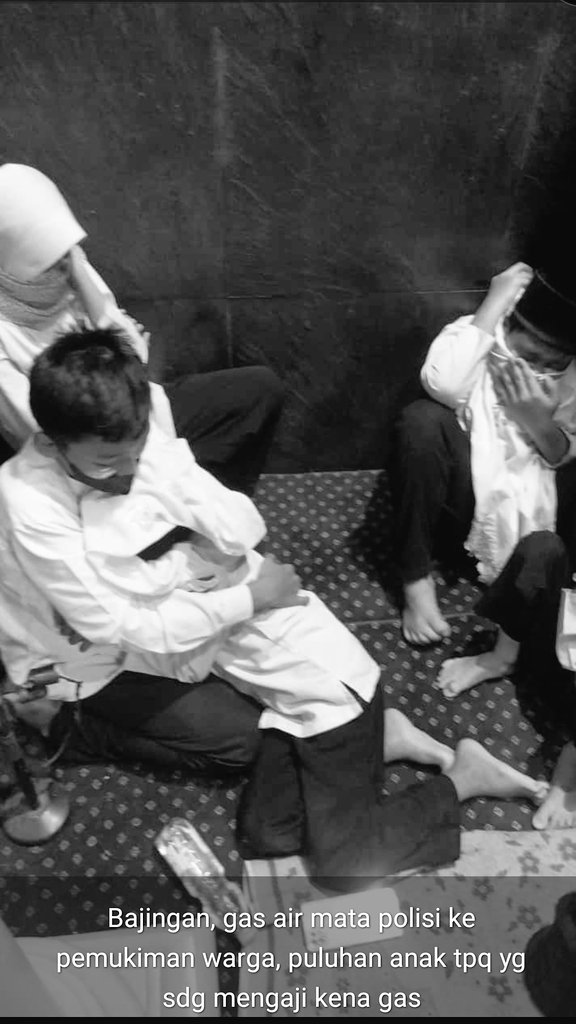 urselfzyn's tweet image. guys ayo naikin lg, udah parah bgt aksi di Semarang hari ini. massa aksi smpe ditembaki dan dipukuli sm isolop, pdhl mereka cuma mau menegakkan demokrasi, bahkan anak kecil yg lg belajar ngaji kena gas air mata😭‼️

#KawalPutusanMK 
#PeringatanDarurat 
#IndonesiaEmegencyDemocracy