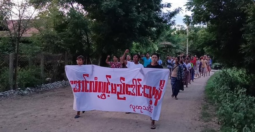 KYITHAR95368969's tweet photo. Evening protest led by residents from a village of #Yinmarbin Twp, #Sagaing Region, joined demonstration to overthrow the #MilitaryDictatorship on Aug26.

#AgainstConscriptionLaw 
#2024Aug26Coup                   
#WhatsHappeningInMyanmar https://t.co/8zxHjMGKjt