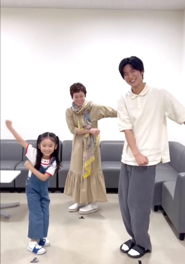 BuzzTokNews's tweet photo. 公開8日で899万回再生と大バズり！ 
目黒蓮が大竹しのぶと泉谷星奈の様子にニッコニコ 
「海のはじまり」チームで「ブラザービート」ダンス！ https://t.co/w1gjDswxcJ和気あいあい❤️ 
#snowman #目黒蓮大好き #目黒蓮 #海のはじまり #ブラザービート #大竹しのぶ #スノーマン #それスノ #泉谷星奈 https://t.co/q6yAEf08Gx