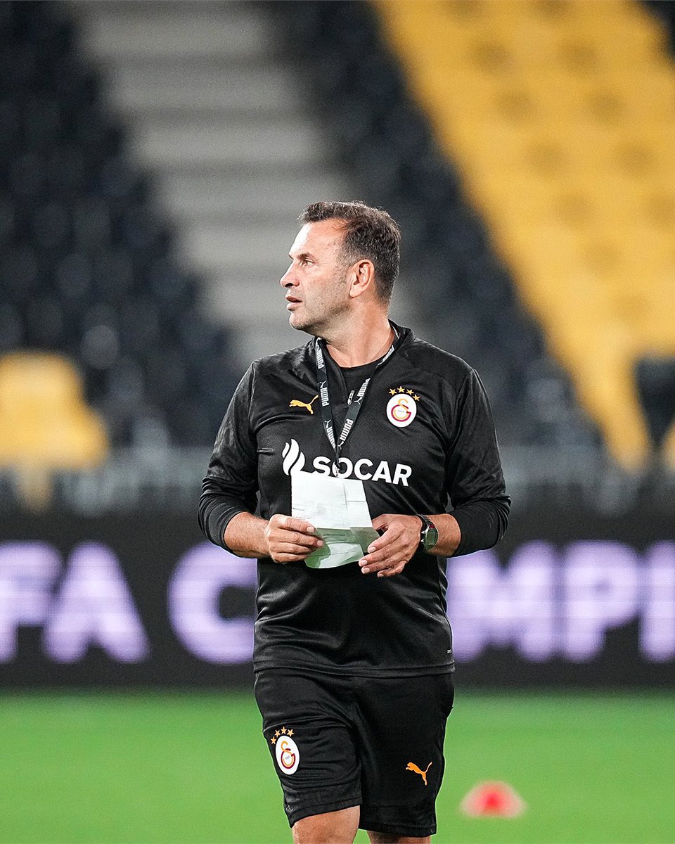 SportsDigitale's tweet photo. Okan Buruk: Eleştiri her zaman olacak. Nasıl şampiyon olunca övülüyorsak, başarısız olursak eleştiri de olacak ama çok fazla uydurma haber de düşüyor. Huzur içinde çalışmaya ihtiyacımız var. Bu ülkede bu zor biliyoruz, belki de yarınki Norveçli hakeme sormak lazım… ‘Orada şartlar nasıl?’ diye. Başarıyı da başarısızlığı da çok fazla abartıyoruz.