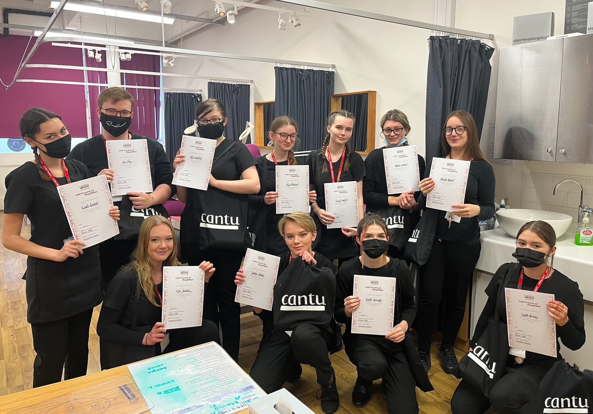 #TB to when our Hairdressing learners had textured-haircare-training delivered by award-winning haircare brand, Cantu 💇

Do you want to gain industry insight from real employers, like Cantu? 🚀

You can now drop in and enrol, no application needed 👇

ow.ly/qBcs50T50Re