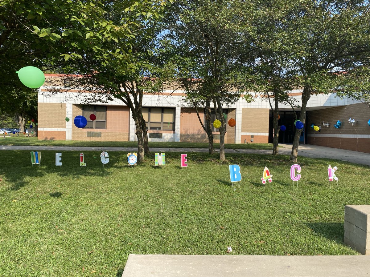 Welcome back to our wonderful teachers and students! Thank you Goshen PTA for decorating and providing our school community with a festive Goshen Grizzly Welcome Back to School! 🏫 🐻❤️