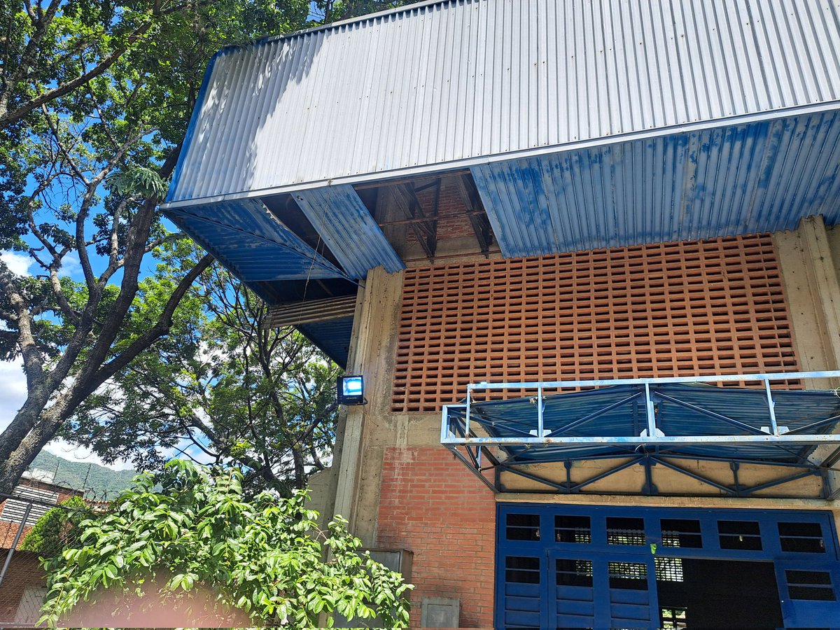 pppenaloza's tweet photo. Respetuoso llamado a los señores de la @AlcaldiaDCcs e @Imdere_ccs: Presten atención al Centro Deportivo Los Gemelos, ubicado en Montalbán I. Cientos de niñas, niños, adolescentes y sus familias acuden allí para prácticas y eventos, pero las instalaciones están en pésimo estado. https://t.co/TbdaKj9xZx