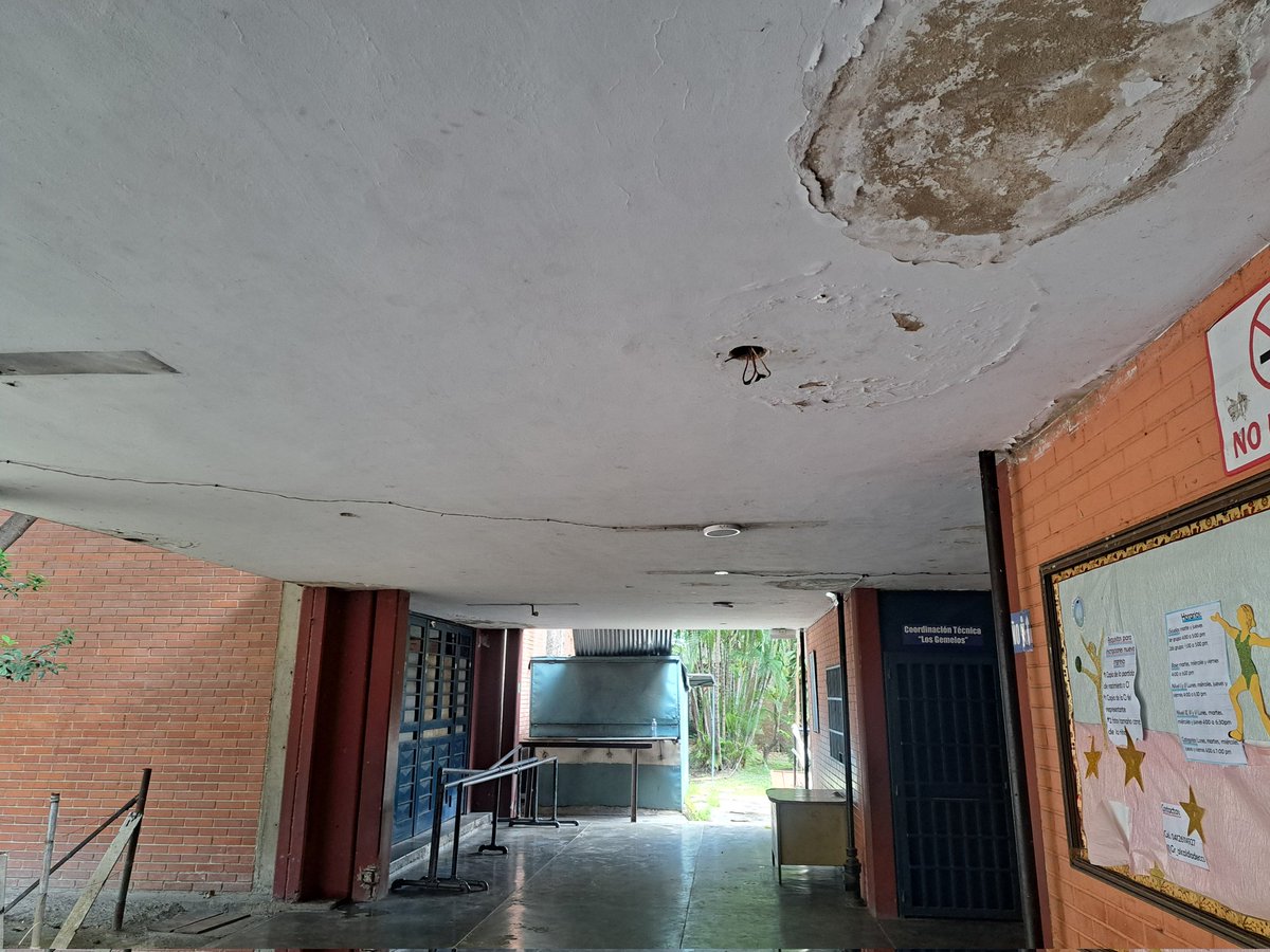 pppenaloza's tweet photo. Respetuoso llamado a los señores de la @AlcaldiaDCcs e @Imdere_ccs: Presten atención al Centro Deportivo Los Gemelos, ubicado en Montalbán I. Cientos de niñas, niños, adolescentes y sus familias acuden allí para prácticas y eventos, pero las instalaciones están en pésimo estado. https://t.co/TbdaKj9xZx