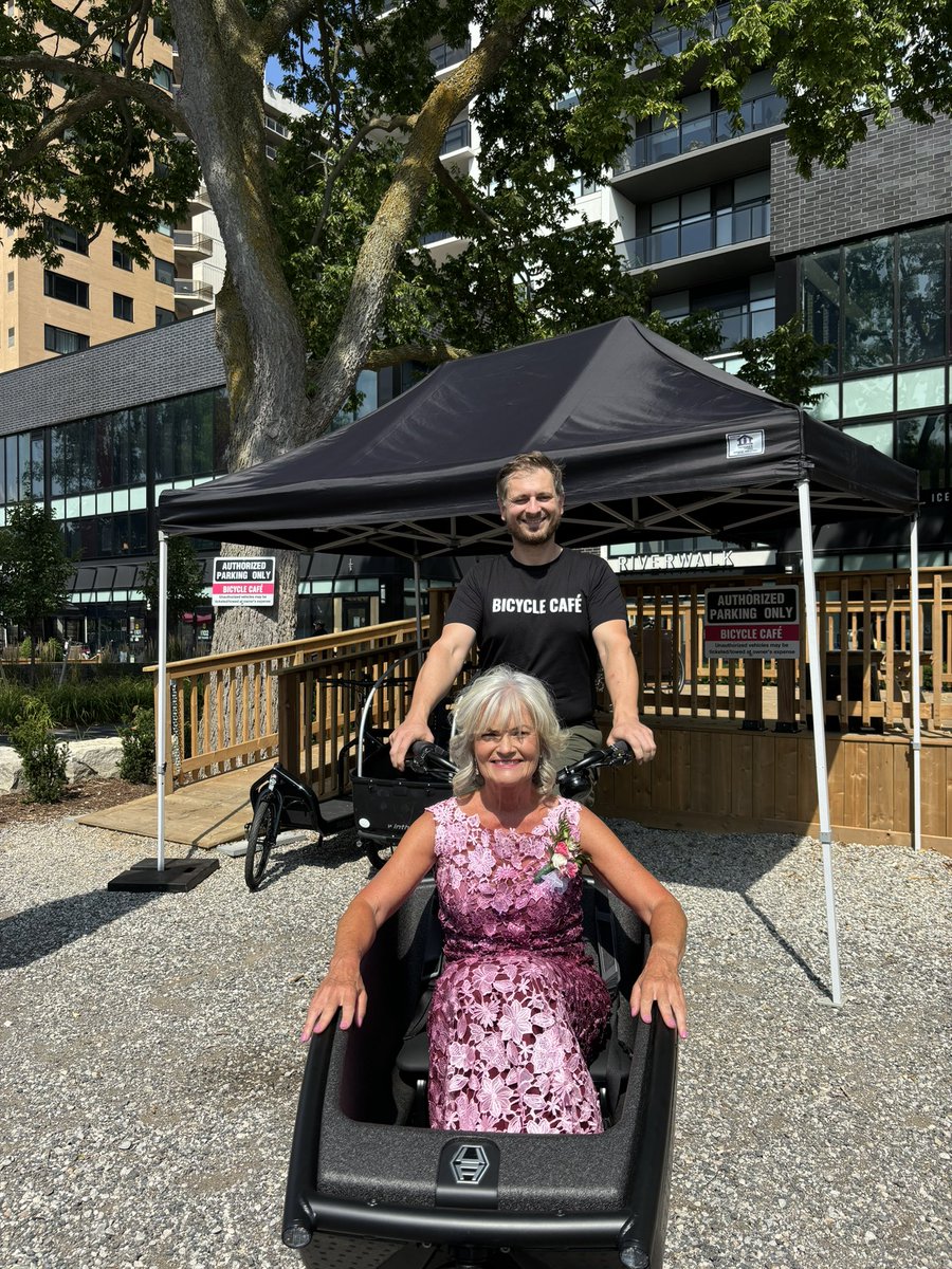 Best way for the mother of the bride to arrive at the wedding that’s on the TVP. 🙌🏻
Thanks to Alex from <a href="/LdnOntBikeCafe/">London Bicycle Café</a> who always takes care of me.