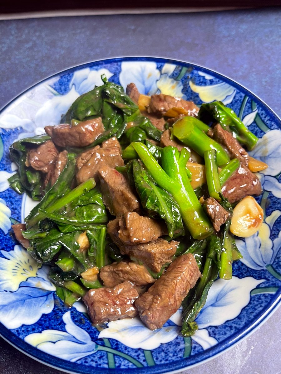 ohsnapletseat's tweet photo. Beef Stir Fry with Chinese Broccoli (aka Gai Lan) - 芥藍牛肉. Recipe - https://t.co/daL5HTG7wp
Made this dish the other day and it was so tasty! Marinated beef stir fried with Chinese broccoli and lots of garlic of course 🥰😋😋
#chinesebroccoli #gailan #beefstirfry #chinesehomecooking #chinesefood
