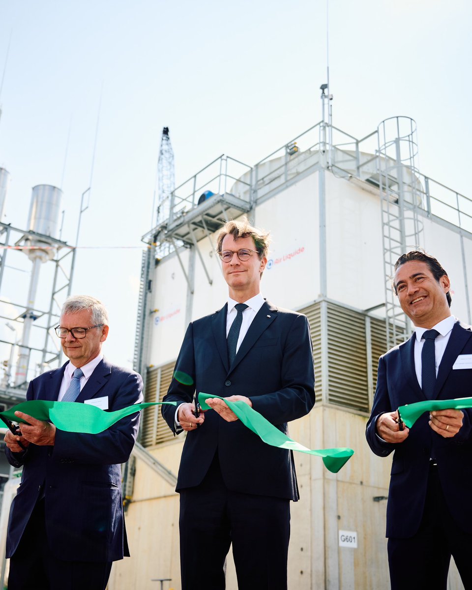 landnrw's tweet photo. #NRW ist auf dem Weg zur ersten klimaneutralen Industrieregion in 🇪🇺: #Wasserstoff ist dabei ein Schlüsselelement für die Energiewende. Die Inbetriebnahme des Trailblazer-Elektrolyseurs von @airliquide_de ist bedeutender Schritt für Klimaschutz &amp; industriellen Fortschritt in NRW. https://t.co/2IJQr6hFTJ