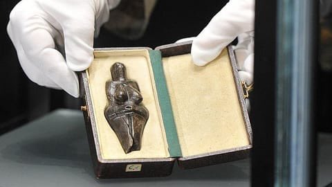 NarudaaArnaud's tweet photo. Véritable trésor archéologique national, la Vénus de Věstonice, cette petite statuette paléolithique considérée comme la plus ancienne figurine de céramique au monde (30 000 ans) est composée de fragments de roches et de minuscules fossiles, et non d’os de mammouth comme longtemps pensé. Les résultats d’une analyse réalisée à l’aide d’un scanner micro-CT ont été rendus publics par le Musée morave de Brno https://t.co/kuBSByBNHa