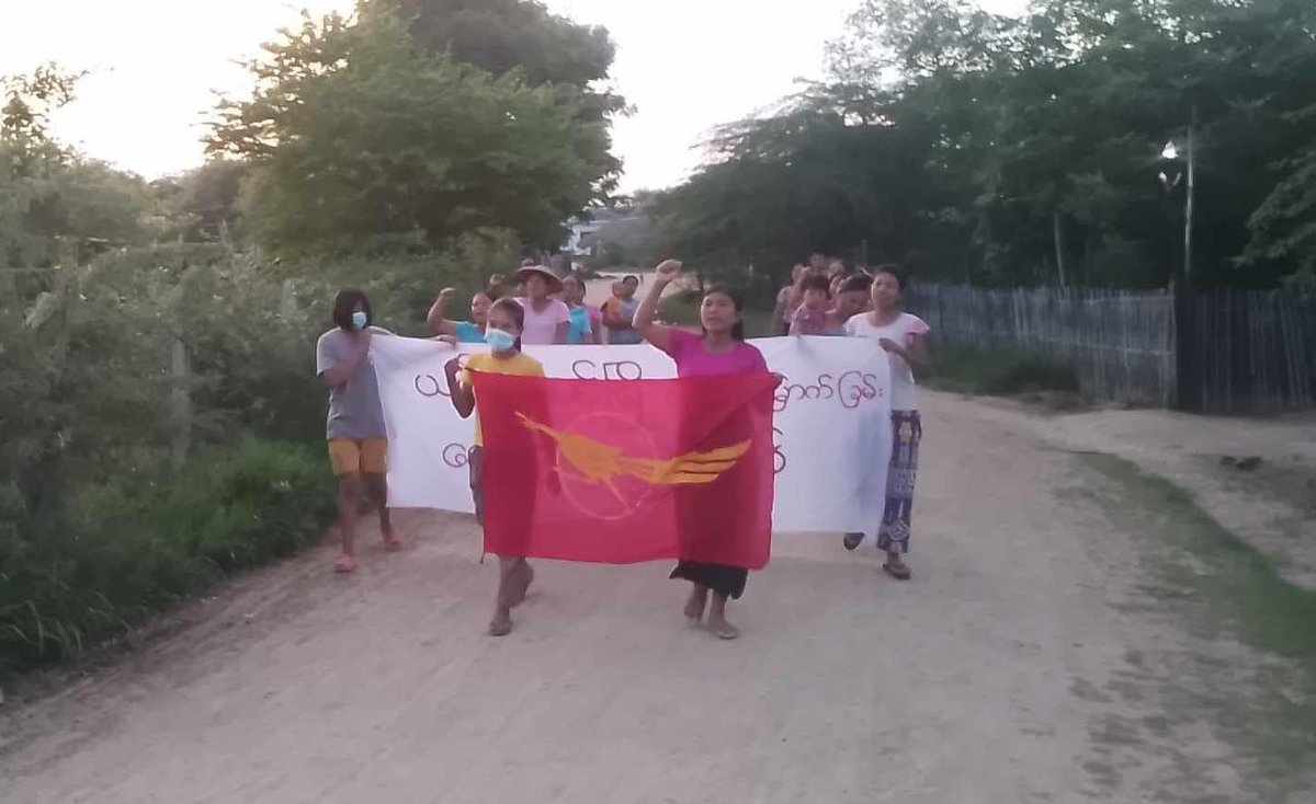 KYITHAR95368969's tweet photo. Revolutionary residents from a village of northern part of #Yinmarbin Twp, #Sagaing Region, staged an evening strike to drive out the #MilitaryDictatorship on Aug26.

#AgainstConscriptionLaw   
#2024Aug26Coup                                      #WhatsHappeningInMyanmar https://t.co/YjxmeevKrr