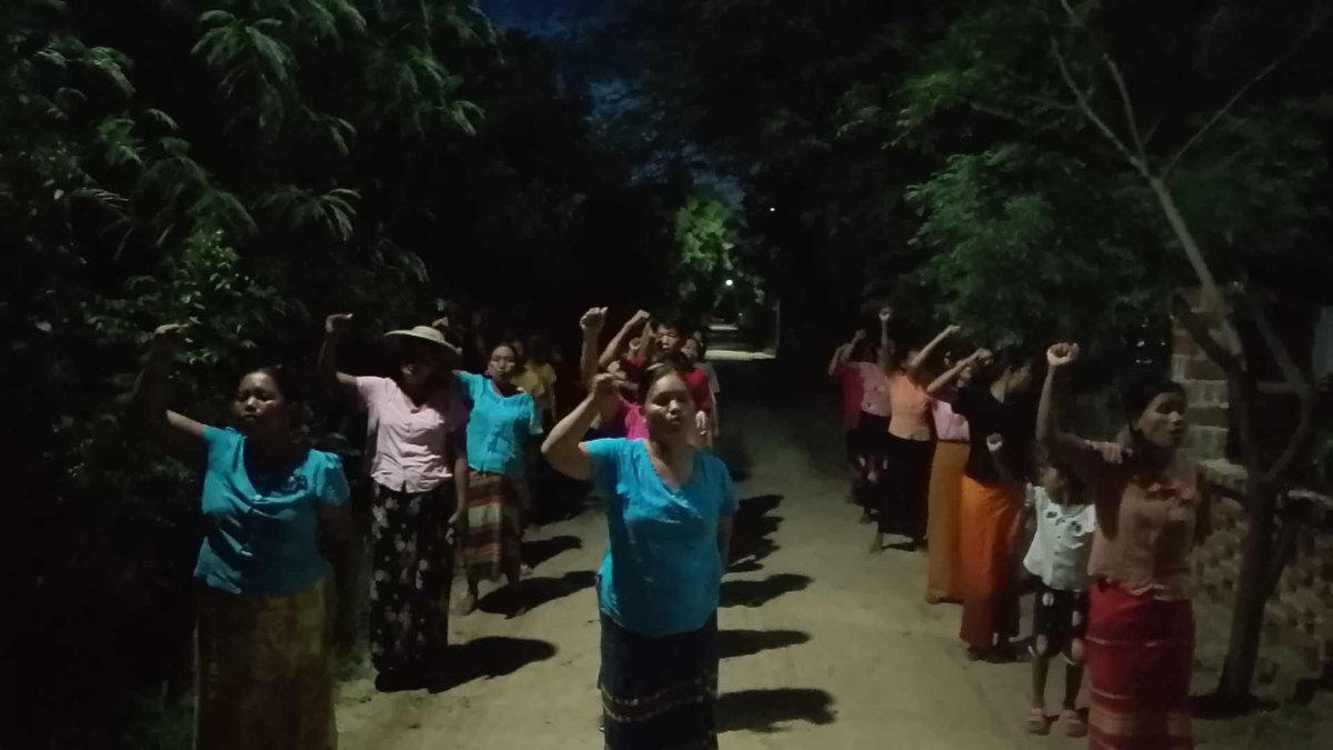 KYITHAR95368969's tweet photo. Revolutionary residents from a village of northern part of #Yinmarbin Twp, #Sagaing Region, staged an evening strike to drive out the #MilitaryDictatorship on Aug26.

#AgainstConscriptionLaw   
#2024Aug26Coup                                      #WhatsHappeningInMyanmar https://t.co/YjxmeevKrr