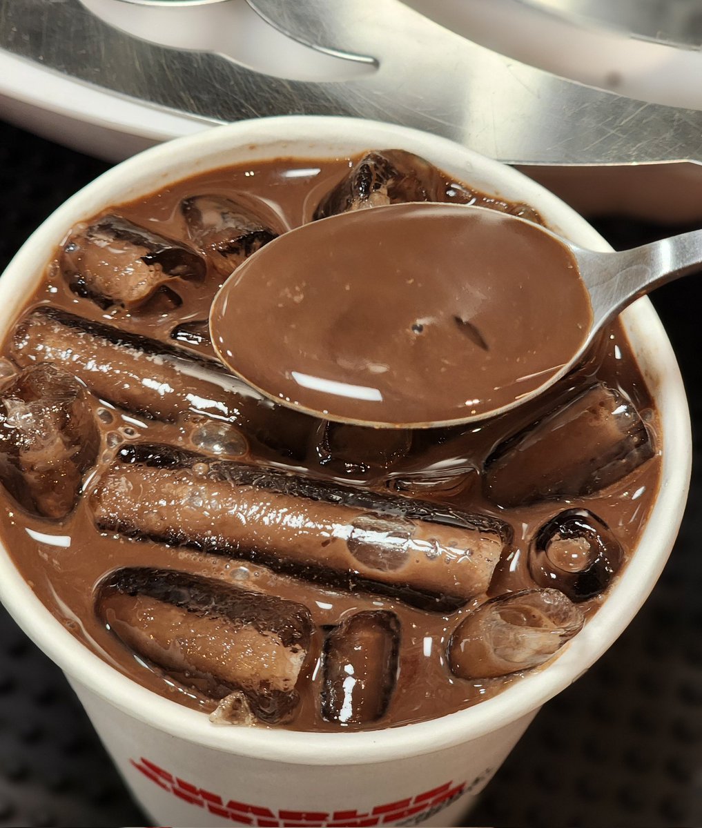 henmuntookdee's tweet photo. #เห็นมันอร่อยดี จังหวะตักโกโก้สลัชชี่ขึ้นมาคือใจละลายไปแล้ว บูธโกโก้ร้านดังจากกำแพงเพชรที่เคยทำฟู้ดคอร์ทเซ็นลาดแตกกลับมาแล้วนะ ใครพลาดรอบที่แล้วรีบๆมาจัดเลย รอบนี้มีDark Cocoaเย็นออกใหม่ด้วย แก้วละ85 โคตรเข้ม หวานน้อยอร่อยมาก🔥(ต่อ)

📍Charlee&amp;Friends เซ็นทรัลลาดพร้าวชั้นG @aroii https://t.co/9NFismKFca