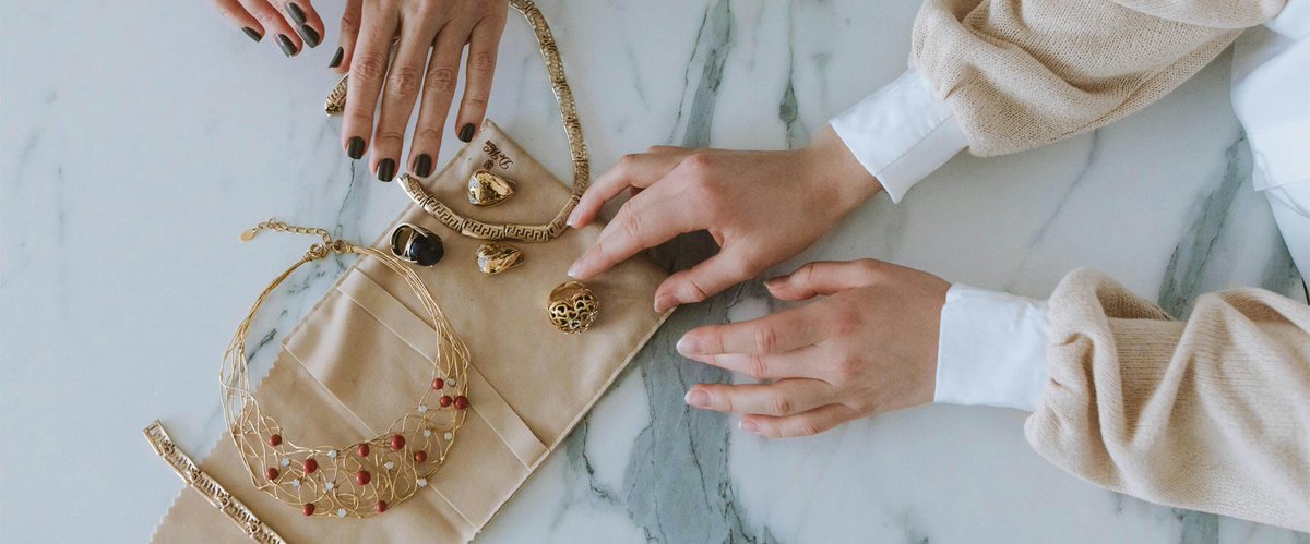 ¿Sabías el handmade se ha convertido en el verdadero símbolo de lujo?  Descubre cómo tecnologías como la #Blockchain y #NFC están revolucionando la forma de garantizar la autenticidad de cada pieza, llevando la artesanía a un nuevo nivel.
onversed.com/blog/handmade-…