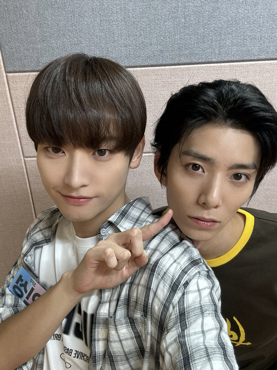 SF9official's tweet photo. 💥충격!💥상암에 고양이 실존!!
#SF9 #INSEONG #HWIYOUNG #균이와나 https://t.co/IIcnLPX0hG