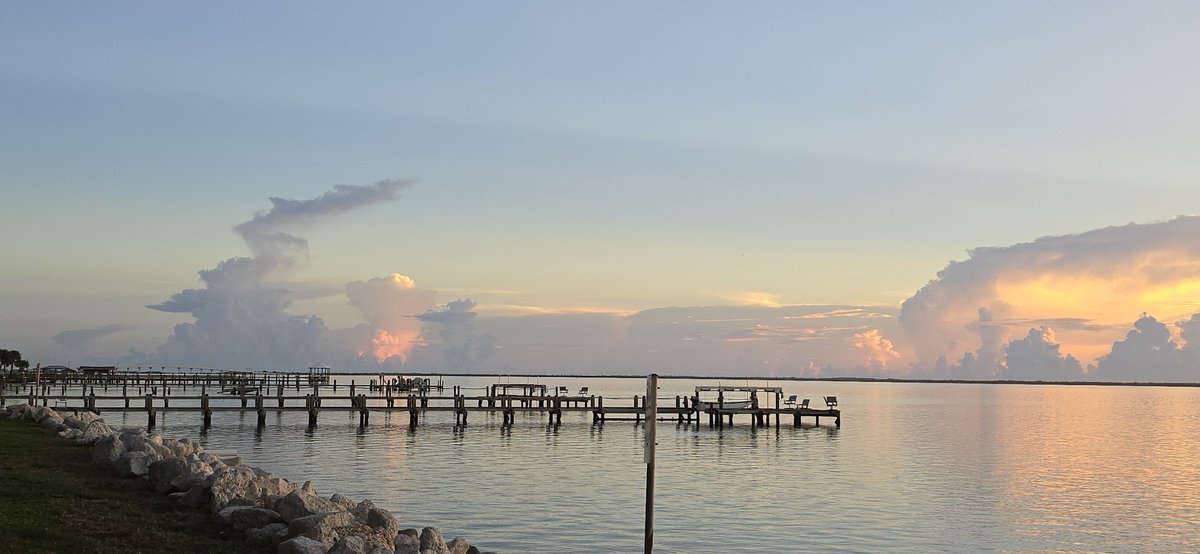 SpaceCoastSkies's tweet photo. Pretty pastels #sunrise #anticrepuscularrays #flwx #HisArt #paintedsky #SpaceCoastSkies #StormHour #clouds #naturelovers https://t.co/FkHRwx4dx1