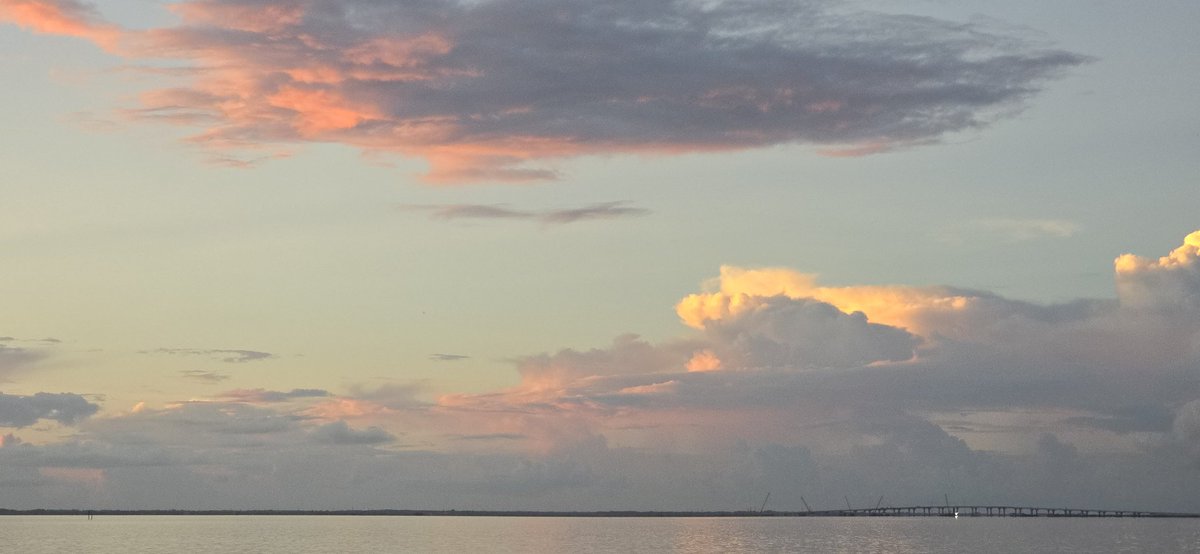SpaceCoastSkies's tweet photo. Pretty pastels #sunrise #anticrepuscularrays #flwx #HisArt #paintedsky #SpaceCoastSkies #StormHour #clouds #naturelovers https://t.co/FkHRwx4dx1