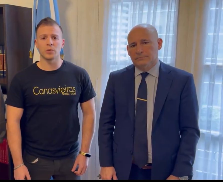 El Of. Brian Riquelme disparó para salvarle la vida a una compañera q un asaltante de banco le apuntaba a la cabeza. Resultó q el arma era réplica y q había dejado una carta avisando su suicidio con el disparo de un policía. Le piden Prisión. Hoy a las 14 nos dan el Veredicto