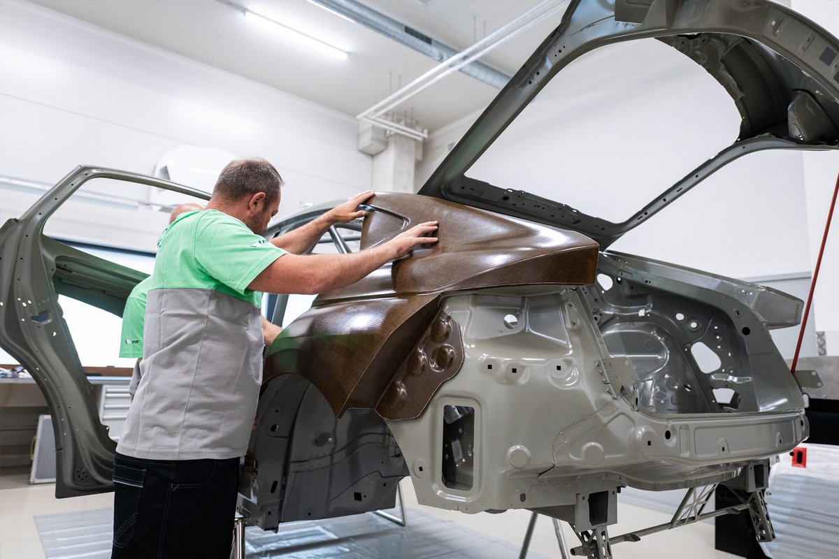 Dürfen wir vorstellen: Der Škoda Enyaq RS Race! In dem neuen Konzeptfahrzeug steckt jede Menge Motorsport-DNA. 🧬 Das Modell ist inspiriert von dem aktuellen Škoda Fabia RS Rally2 und erfüllt die strengen Anforderungen des FIA. Mehr erfahren: bit.ly/46XbFqm