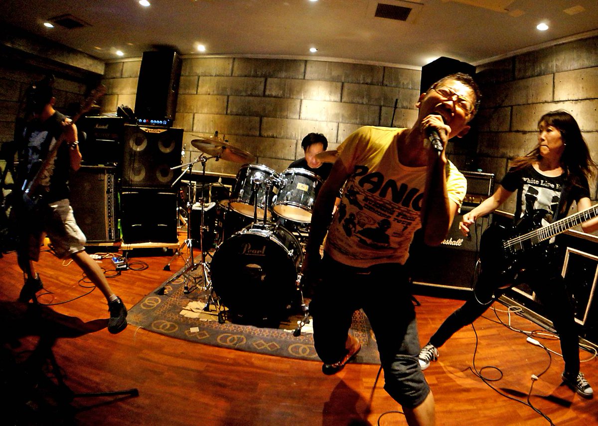 VanillaBonesJr's tweet photo. 8/11の西荻pitbar liveでいい写真撮ってもらってたので記録として載せとこう
8/31のDEAD企画やるのもだけど見るのがめっちゃ楽しみ♪
2000円ドリンク代込なんで、1500円＋ドリンク代と思ってもらえたら最近のLIVEとしては安いほうでしょ
そんなわけで、心光突刺をよろしくっす https://t.co/5D9RkWS7KS