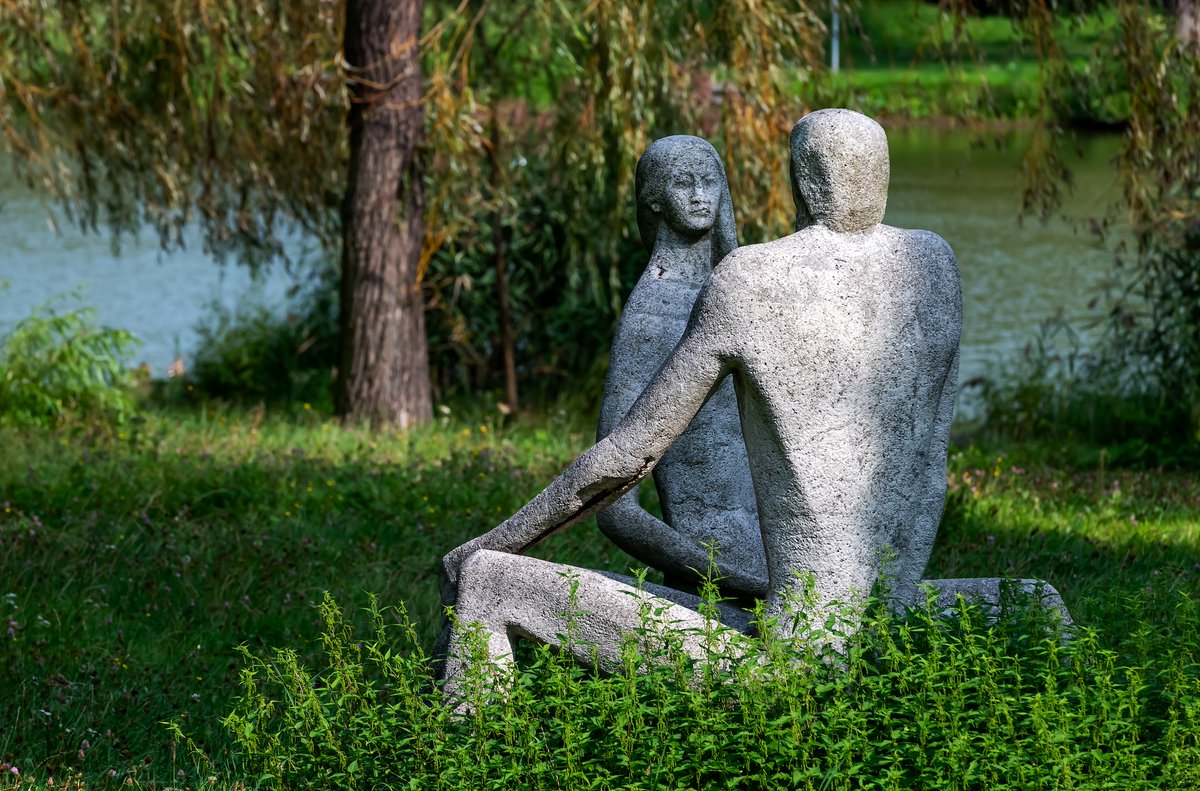 umbytom's tweet photo. Plenerowa rzeźba Dwoje zdobiąca Park Amendy, zostanie wyremontowana. MZDiM podpisał już umowę z wykonawcą. Prace konserwacyjne będą polegać na oczyszczeniu i uzupełnieniu spękań i ubytków. Odtworzony zostanie też fragment lewej ręki rzeźby dziewczyny😊
https://t.co/Gueld71UcE https://t.co/dFxbR41IhH