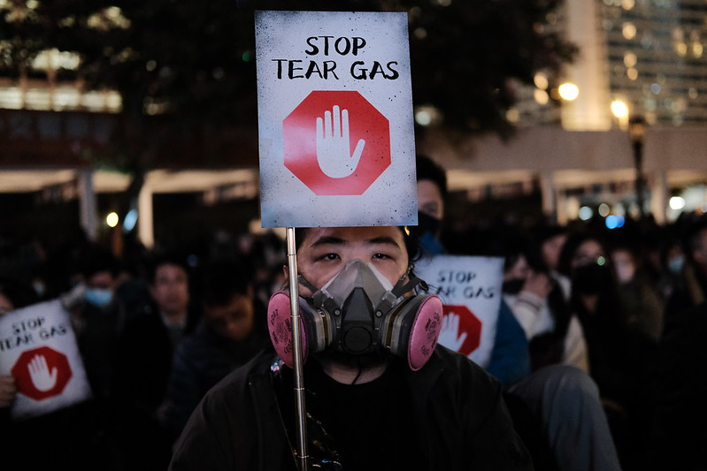 Rafiqaduri's tweet photo. #PeringatanDarurat Kelicikan aparatch sebagai penegak hukum yang melanggar norma humanis. #StopTearGas #RefuseTearGas https://t.co/02VeJdwctO