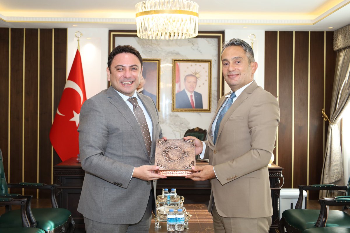 📌Şanlıurfa Cumhuriyet Başsavcı Vekili Ferhat DENİZ, Kaymakamımız Dr. Muhammed Serkan ŞAHİN'i  makamında ziyaret ederek hayırlı olsun dileklerini iletti.

Kaymakamımız, nazik ziyaretlerinden dolayı teşekkürlerini iletti.

<a href="/mserkansahin/">Dr. Muhammed Serkan SAHIN</a>
#HaliliyeKaymakamlığı
#Şanlıurfa
