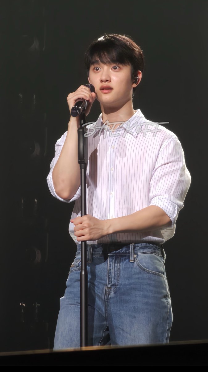 BAXK0FF's tweet photo. 240817 Captured from video~ 2 different expressions of Kyungsoo!
#BLOOMinKL #BLOOMinMY #BLOOM_in_MALAYSIA #FANCONCERT_BLOOM #도경수
😄 😮 https://t.co/worT28Xp7o
