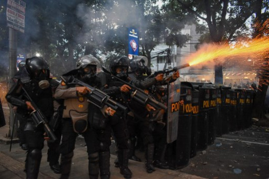 Rafiqaduri's tweet photo. #PeringatanDarurat Kelicikan aparatch sebagai penegak hukum yang melanggar norma humanis. #StopTearGas #RefuseTearGas https://t.co/02VeJdwctO
