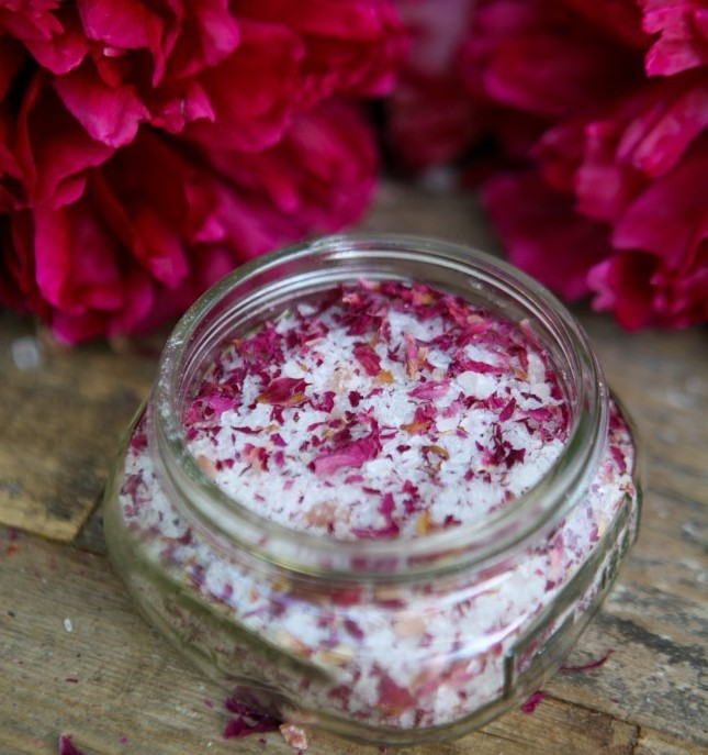 BSwirlsi's tweet photo. On today's episode of Bianca's Apothecary - Rose and Peony Foot soak. #selfcare #KitchenWitchery https://t.co/uJVNxiRK5A