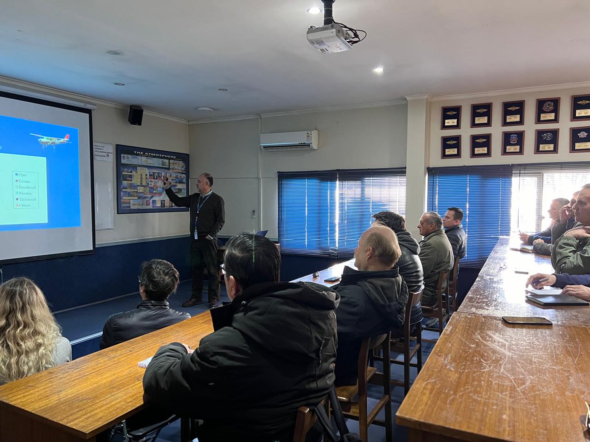 DGACChile's tweet photo. #InfoDGAC En las instalaciones del Club Aéreo del Personal del Ejército CAPE, especialistas @DGACChile realizaron una jornada en Seguridad Operacional, en una nueva versión del Programa de Instrucción Complementaria para Clubes Aéreos #PICCA 2024 https://t.co/kvT3heNJnR
