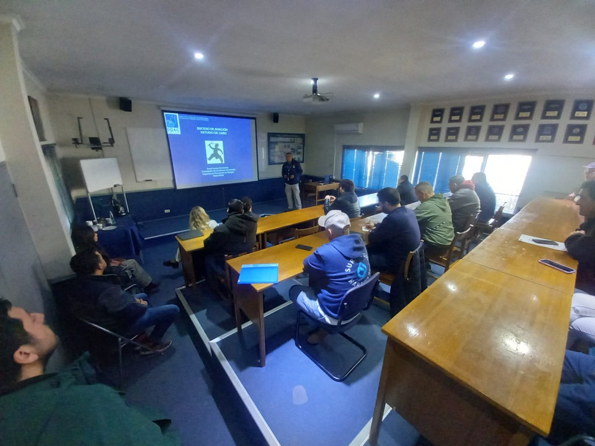 DGACChile's tweet photo. #InfoDGAC En las instalaciones del Club Aéreo del Personal del Ejército CAPE, especialistas @DGACChile realizaron una jornada en Seguridad Operacional, en una nueva versión del Programa de Instrucción Complementaria para Clubes Aéreos #PICCA 2024 https://t.co/kvT3heNJnR