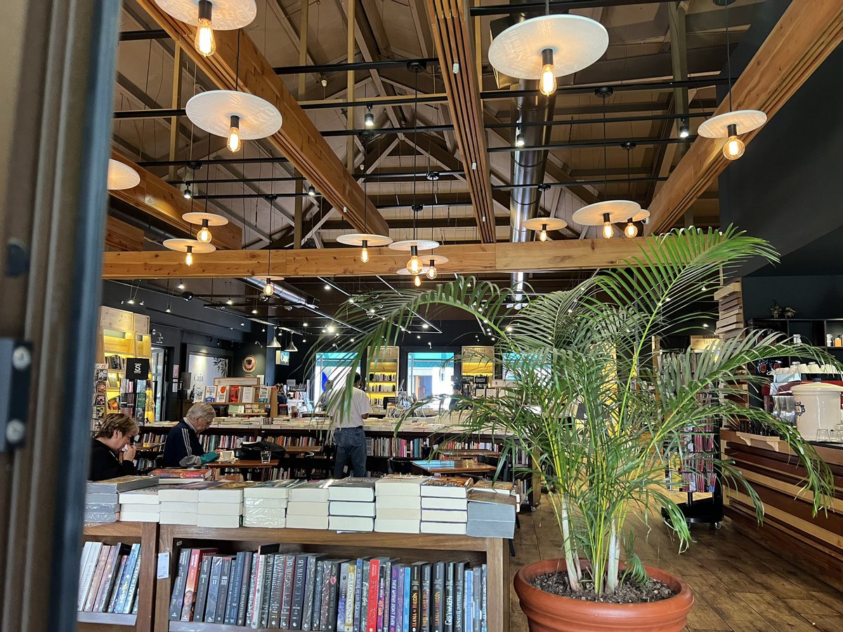 Lo más lindo del mundo mundial, una librería. Corazón y mente llenos conociendo una nueva joya en mi querida Guate, <a href="/kitapenasbb/">KitaPenas Books&Bistro</a>, y volver a uno de mis lugares felices, <a href="/sophosenlinea/">SOPHOS librería</a>. Puedo trazar cada uno de mis sueños a los libros que sembraron mis ilusiones. Lee, lee, lee.