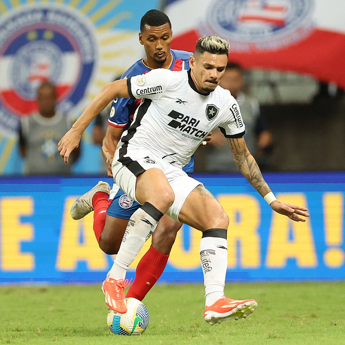 O fã-clube do Tiquinho pode chiar, mas hoje há uma diferença abissal de intensidade entre Igor Jesus e o 9 protegido da torcida.

Contra o Bahia, beirou o constrangedor a discrepância.

Até quando vão preferir idolatrar personagens em vez de priorizar o BOTAFOGO?