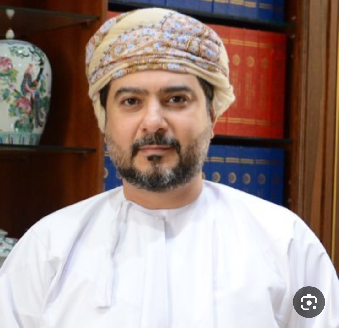 إلى معالي <a href="/Qais_AY/">قيس بن محمد اليوسف</a> وزيرة التجارة والصناعة وترويج الاستثمار اوقف مايسمى بالاستثمار الأجنبي الفردي نهائيا، وليسمح فقط بالاستثمارات الكبرى للشركات والأفراد الذين يضخون امولا للاقتصاد الوطني.
هناك عشرات القصص لمستثمرين اجانب لايمتلكون ١٠٠ ريال عماني وتحول الكثير منهم إلى باعة جائلين