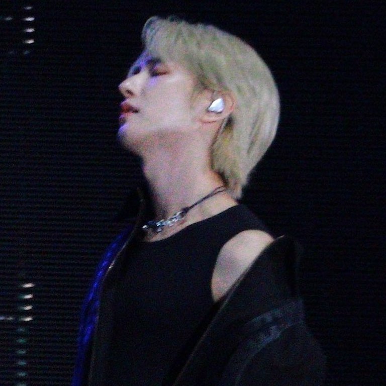 🤍🤍🤍🤍              🖤🖤🖤🖤
🤍🤍🤍🤍              🖤🖤🖤🖤
🤍🤍🤍🤍              🖤🖤🖤🖤