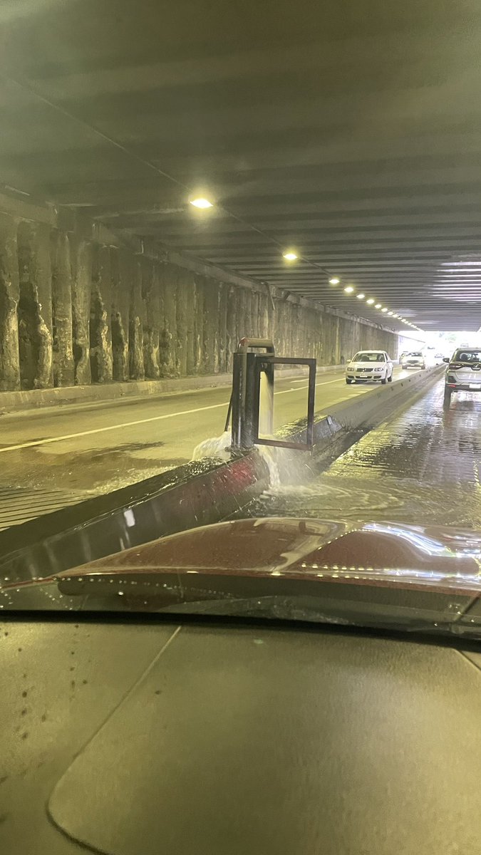 Toma de agua sistema contra incendio abierta y desperdiciando grandes cantidades. <a href="/siapagdl/">Siapagdl</a> <a href="/Trafico_ZMG/">TráficoZMGuadalajara</a> en paso desnivel López Mateos entre Eulogio Parra y Av México