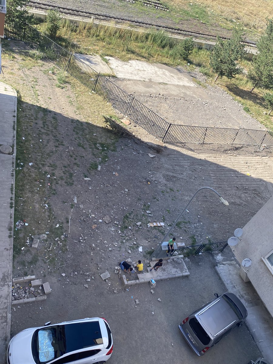 mihriban__d's tweet photo. @drmahmutucar Mahmut Bey 
Ekte yer alan fotoğraflarda da görüleceği üzere sizin bölgenizde, şehir merkezinde aylardır sorun yaşıyoruz. 2 Defa ilgili birimlere şahsen müracaat ederek ve telefonla tekrar hatırlatmama rağmen sorun aylardır çözülmüyor. Çözülmemesi halinde CİMER’e şikayet edeceğim https://t.co/eFm0spiwcD